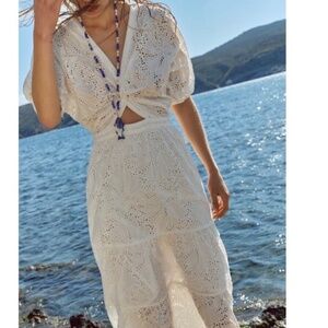 White Zara embroidered dress size M , new, in excellent condition